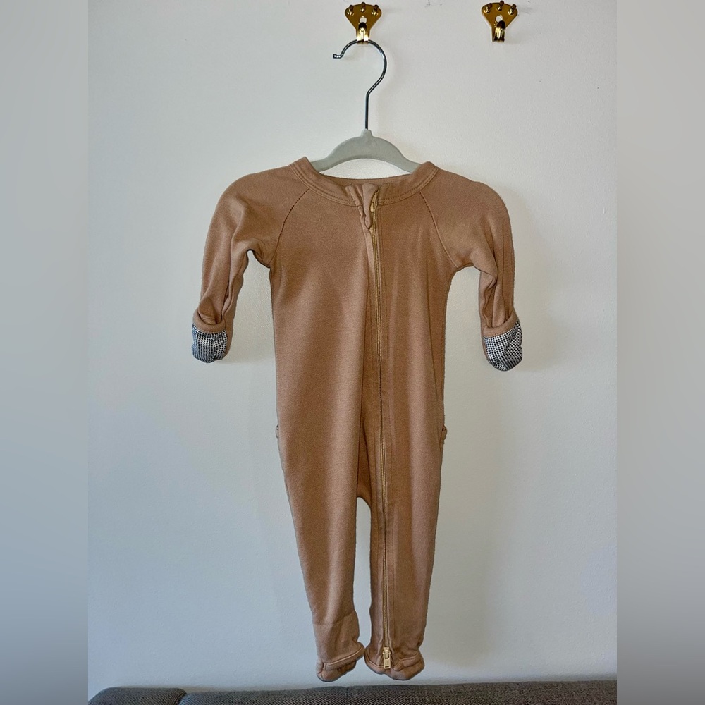 GOUMI Brown Baby Long-Sleeve Footed Onesie PJ’s, Mitten Cuffs, 0-3 Months